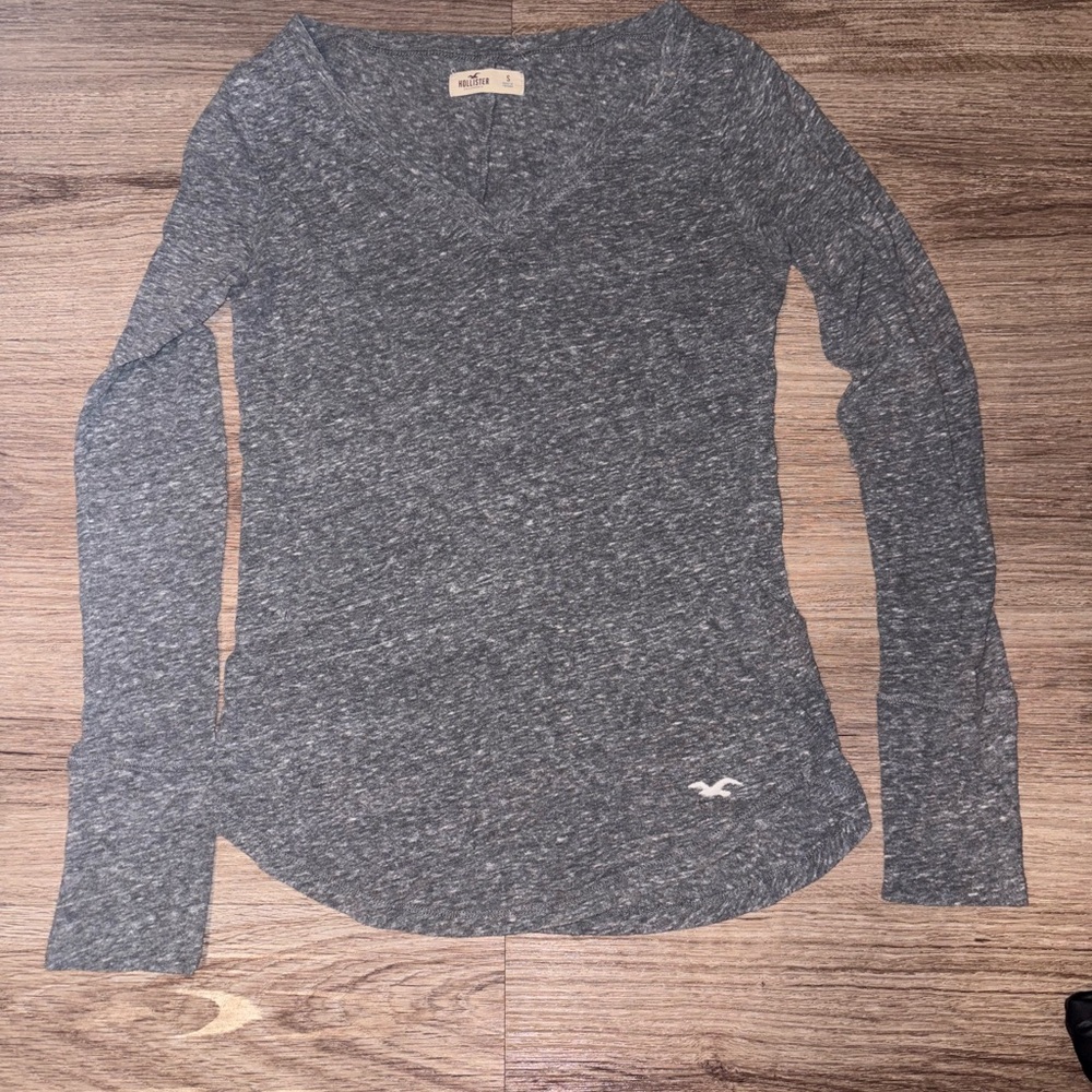 Hollister Heather Gray Long Sleeve V-Neck Tee